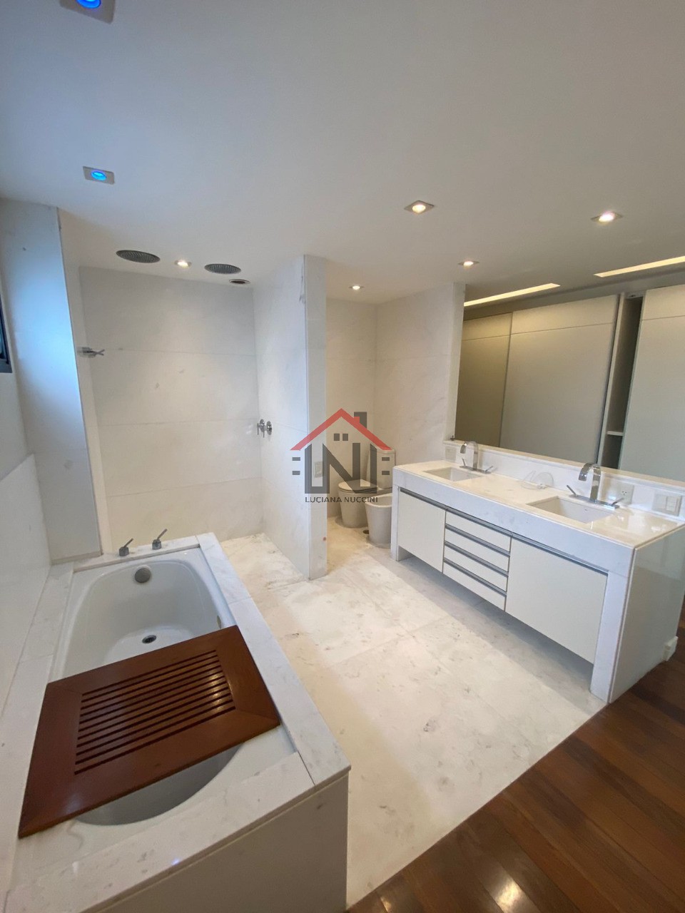 Imperdível oportunidade: apartamento de alto padrão com 3 su