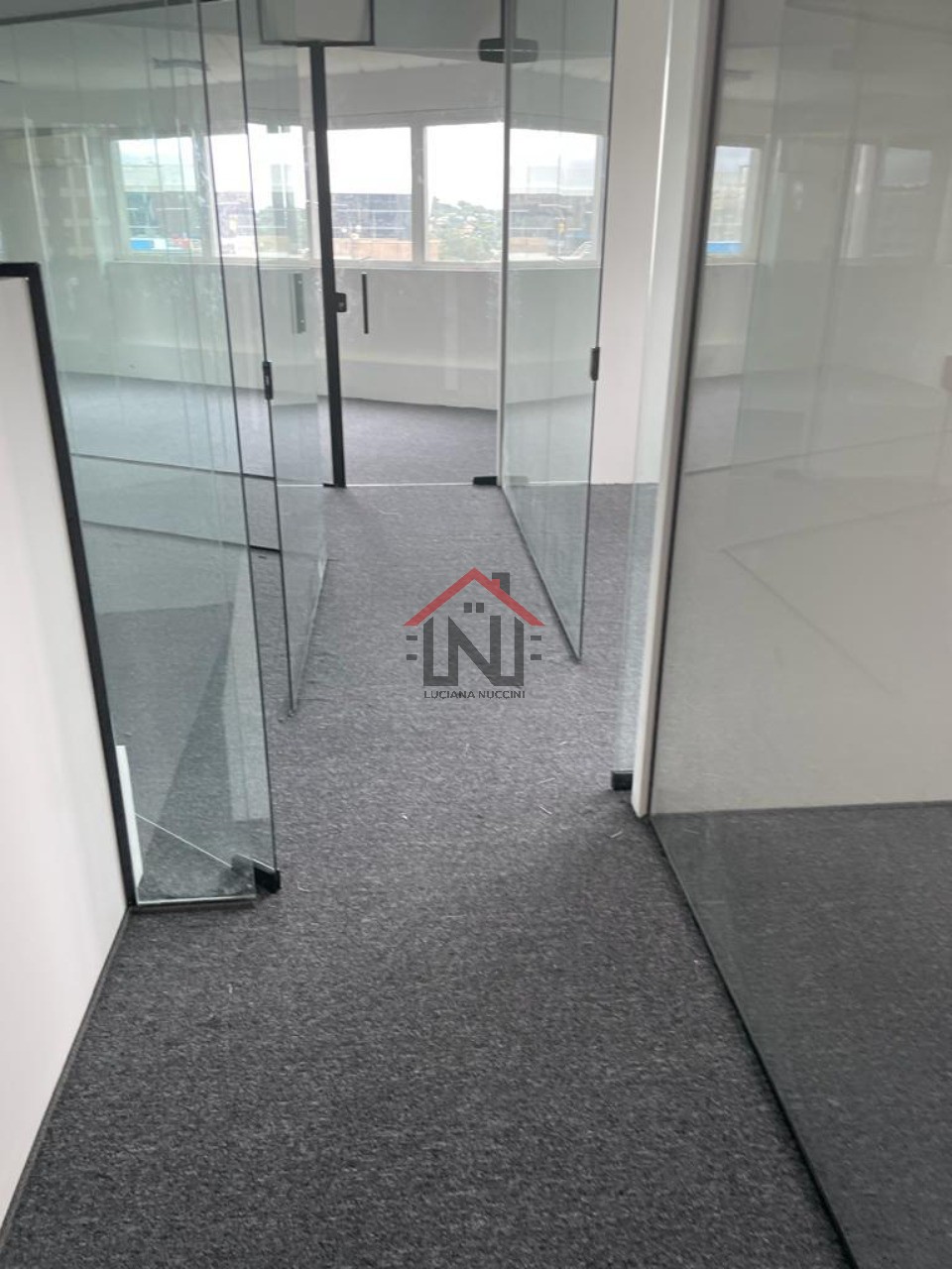 Conjunto comercial de alto padrão na Vila Olímpia: 1 sala, 4 banheiros, 4 vagas de garagem, 164m² - São Paulo-SP