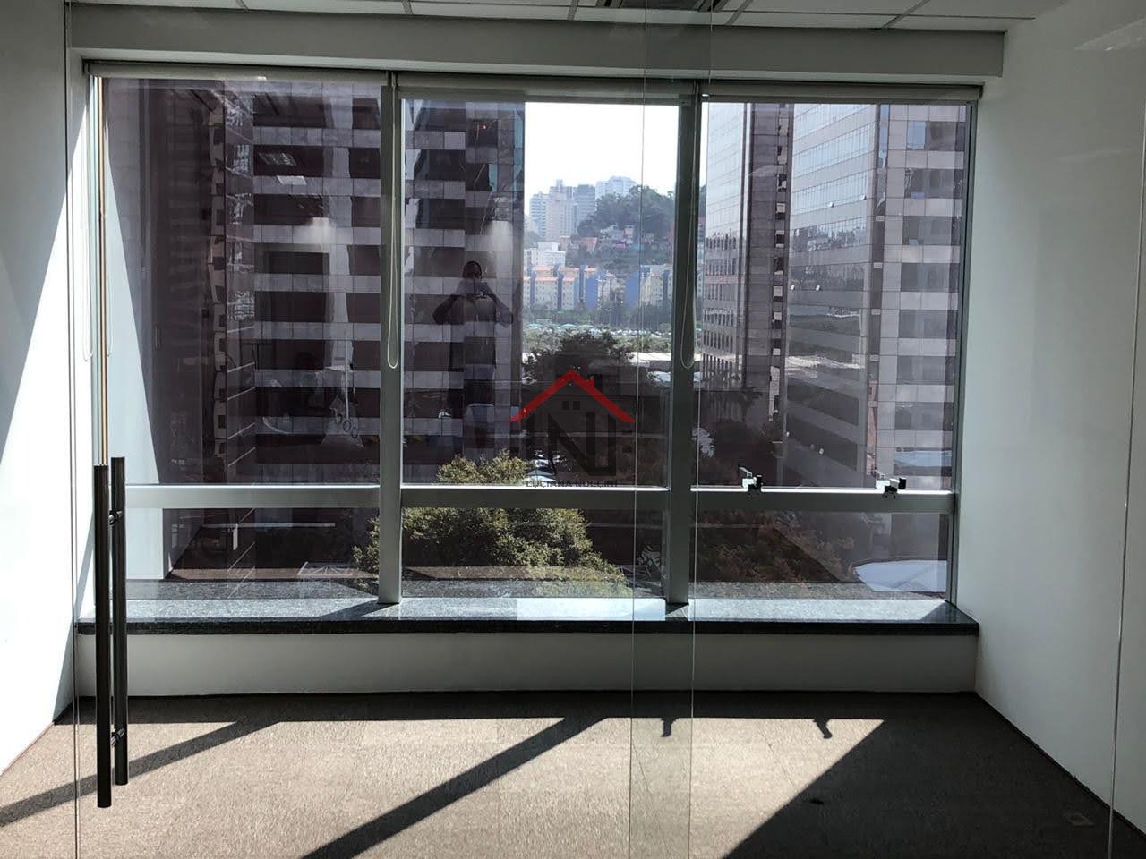 Conjunto Comercial para Locação na Cidade Monções, São Paulo-SP: 1 Sala, 1 Banheiro, 10 Vagas de Garagem, 330,73m².