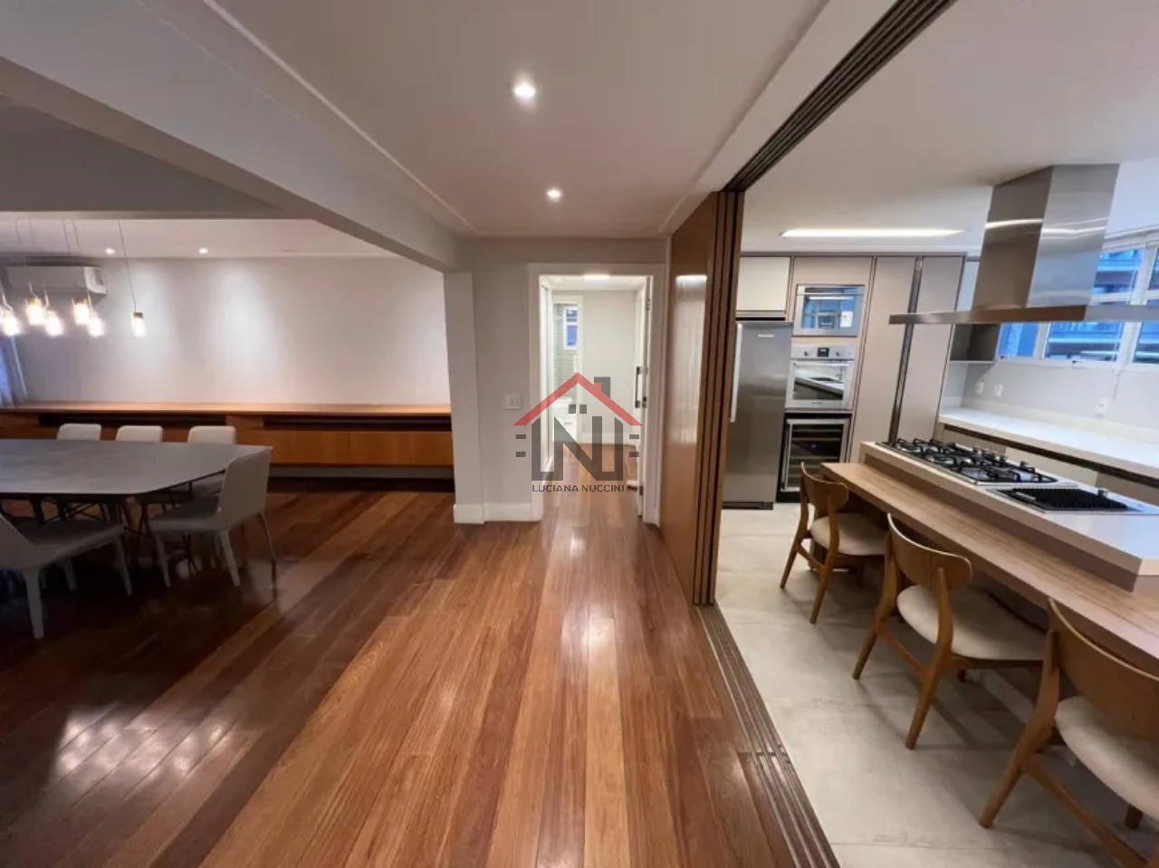 Excelente apartamento de 2 quartos, 1 suíte, 2 salas e 4 banheiros no Itaim Bibi, São Paulo-SP 175m² e 2 vagas de garagem