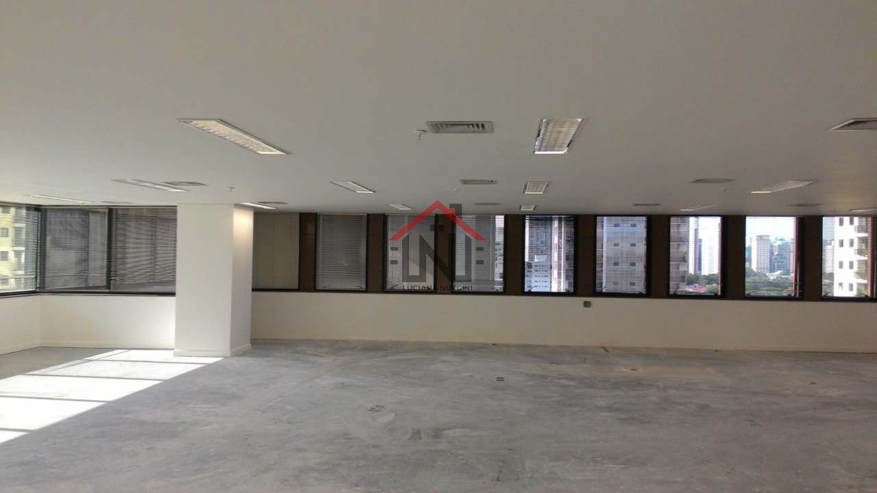 Conjunto Comercial de Alto Padrão com 206m² e 5 Vagas de Garagem na Cidade Monções, São Paulo-SP