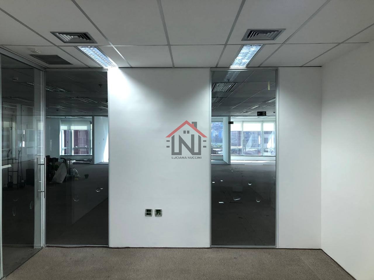 Conjunto Comercial para Locação na Cidade Monções, São Paulo-SP: 1 Sala, 1 Banheiro, 10 Vagas de Garagem, 330,73m².