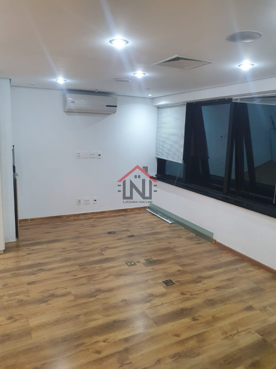Excelente oportunidade de locação de conjunto comercial no Itaim Bibi, São Paulo-SP: 1 sala, 1 banheiro, 3 vagas de garagem, 1,00 m².