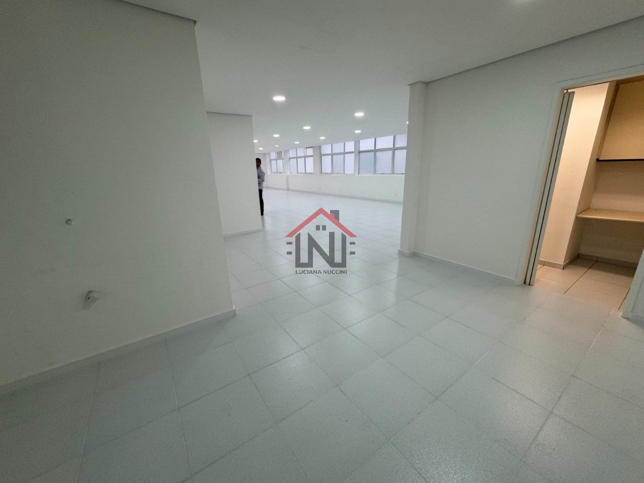 Conjunto Comercial de Alto Padrão na Bela Vista: 6 salas, 5 banheiros, 2 vagas de garagem, 195m² - São Paulo-SP.