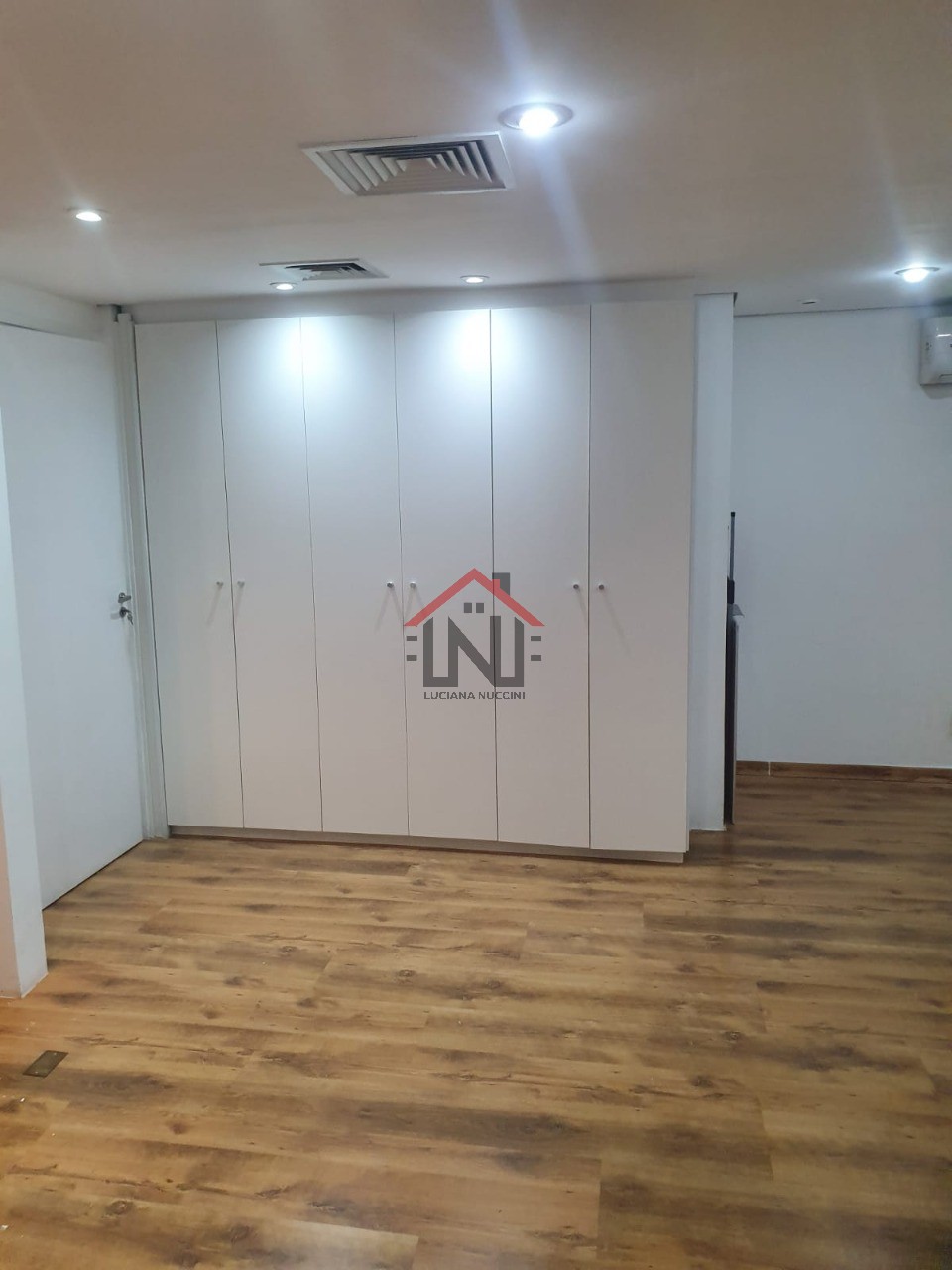 Excelente oportunidade de locação de conjunto comercial no Itaim Bibi, São Paulo-SP: 1 sala, 1 banheiro, 3 vagas de garagem, 1,00 m².