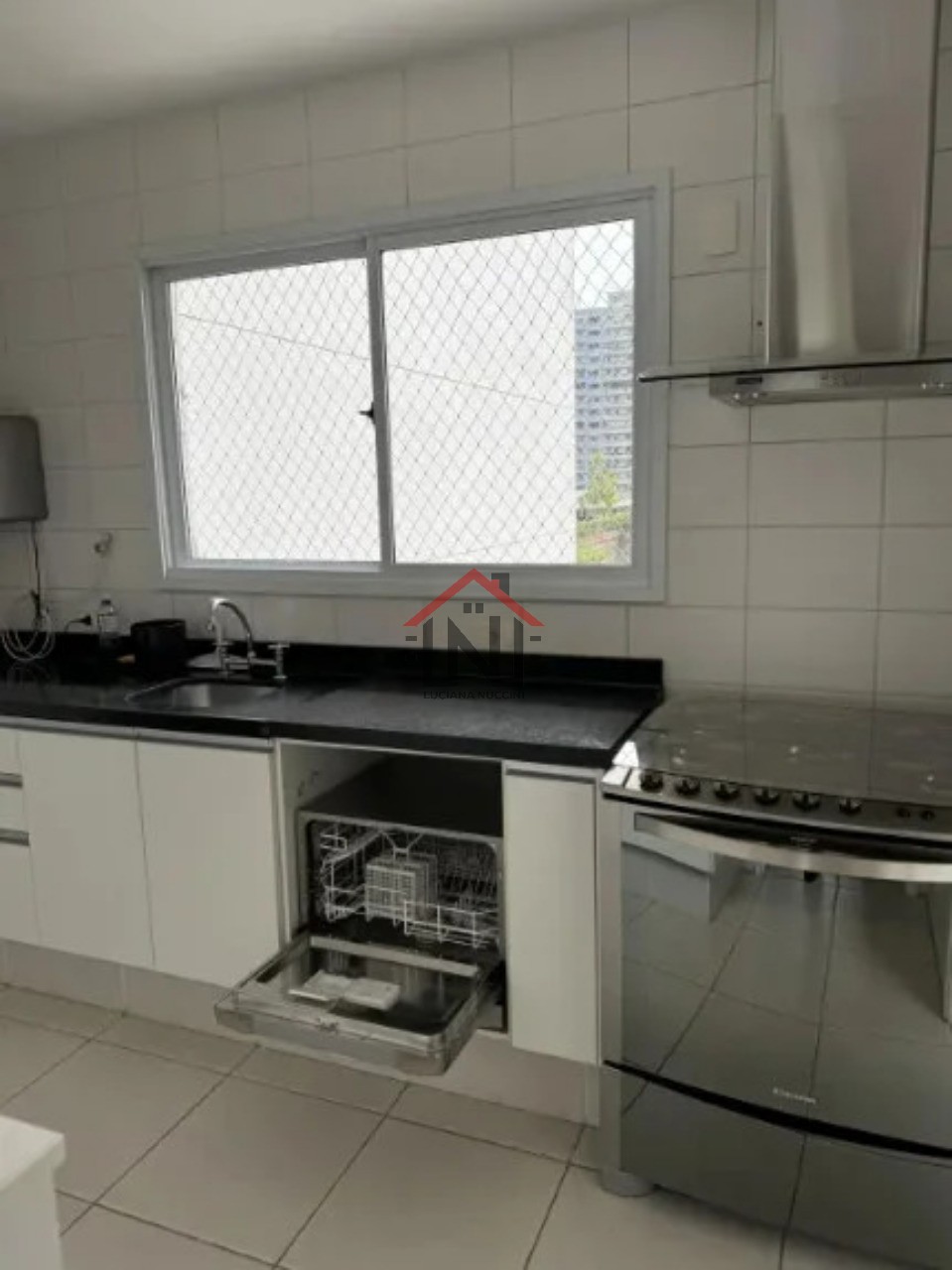Apartamento à venda em Pinheiros, São Paulo-SP: 3 quartos, 1 suíte, 2 salas, 4 banheiros, 2 vagas de garagem, 100m² de área.