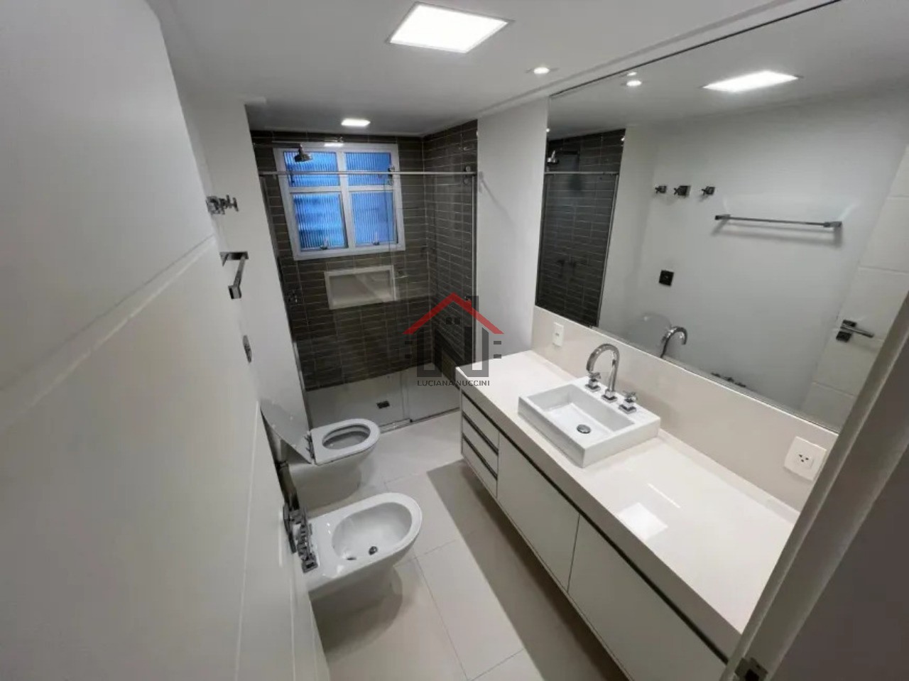 Excelente apartamento de 2 quartos, 1 suíte, 2 salas e 4 banheiros no Itaim Bibi, São Paulo-SP 175m² e 2 vagas de garagem