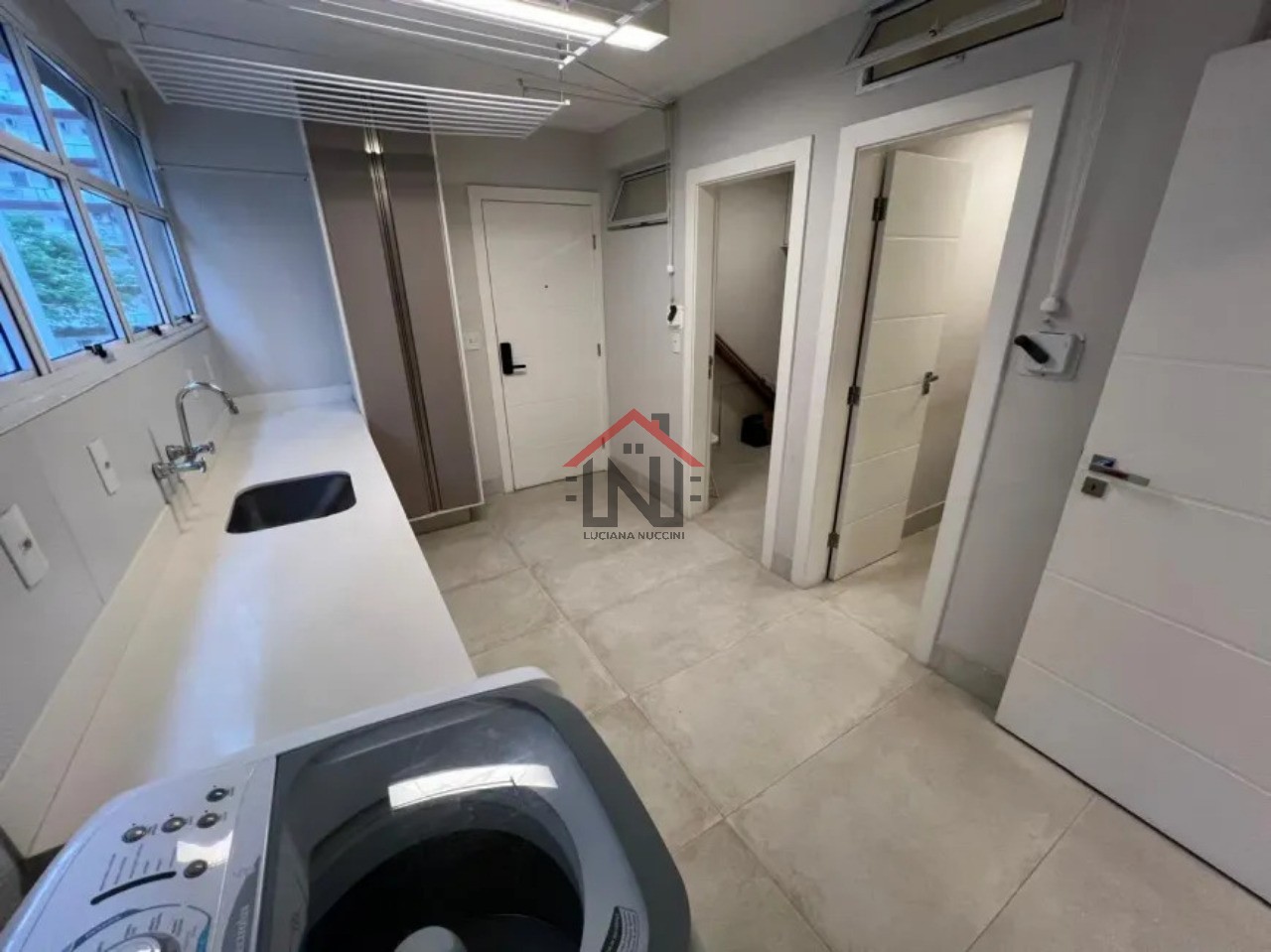 Excelente apartamento de 2 quartos, 1 suíte, 2 salas e 4 banheiros no Itaim Bibi, São Paulo-SP 175m² e 2 vagas de garagem