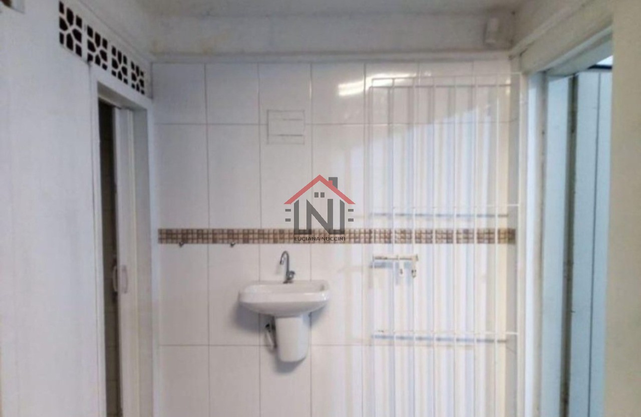 Galpão Comercial de Alto Padrão na Liberdade, São Paulo-SP: 1 Sala, 4 Banheiros, 206m² de Área!