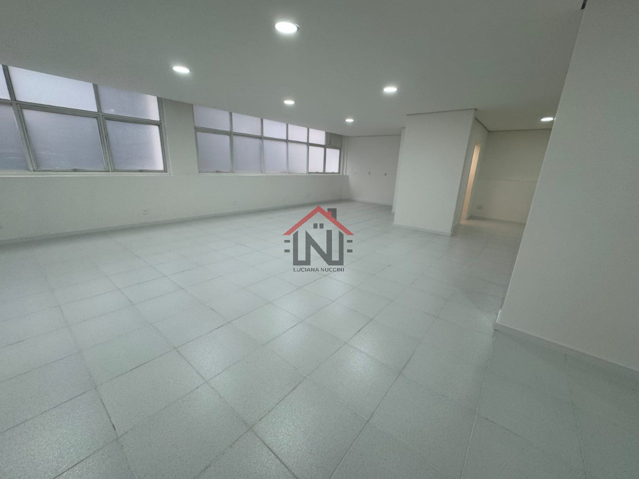 Conjunto Comercial de Alto Padrão na Bela Vista: 6 salas, 5 banheiros, 2 vagas de garagem, 195m² - São Paulo-SP.