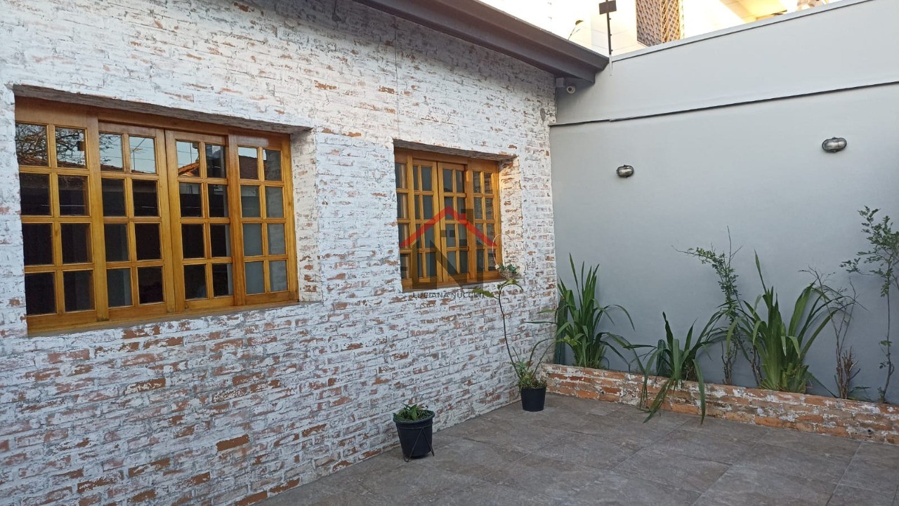 Excelente oportunidade: Casa à venda ou locação em São Paulo-SP, Indianópolis, com 3 quartos, 1 suíte, 2 salas, 2 banheiros, 1 vaga de garagem e 120m².