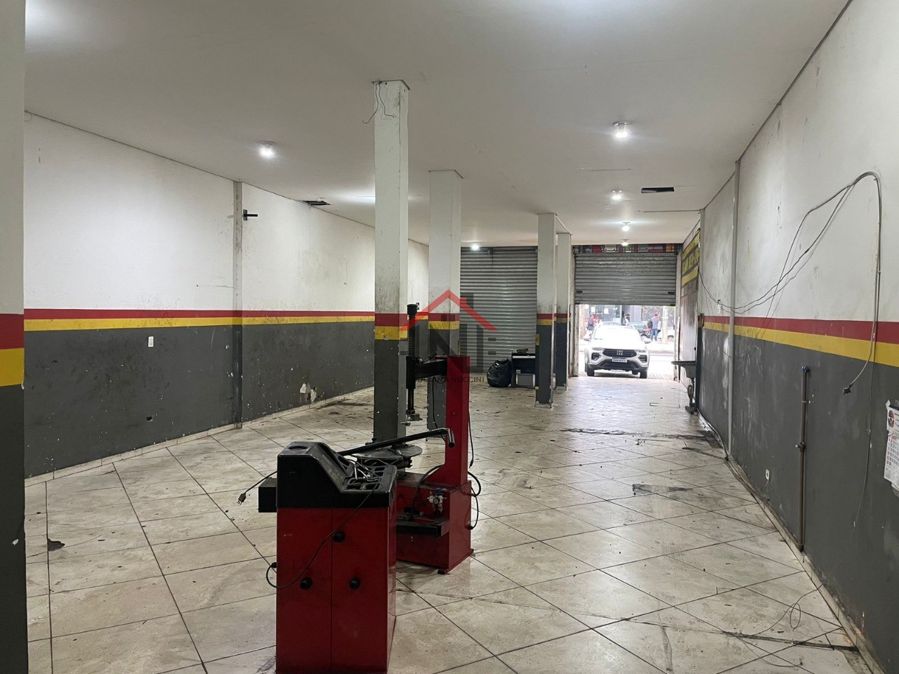 Salão Comercial de Alto Padrão para Locação em São Paulo - Bairro Socorro 160m², 1 Sala, 2 Banheiros, 4 Vagas de Garagem
