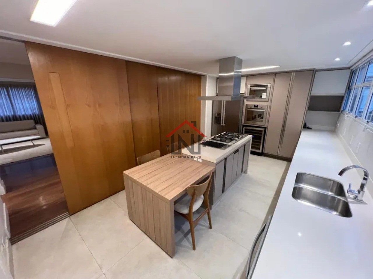 Excelente apartamento de 2 quartos, 1 suíte, 2 salas e 4 banheiros no Itaim Bibi, São Paulo-SP 175m² e 2 vagas de garagem