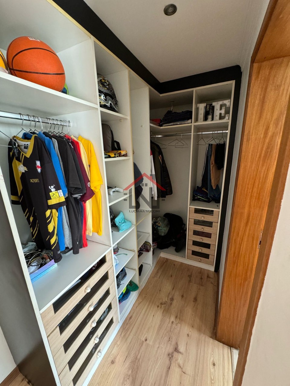 Imperdível Casa à Venda em Santo Amaro - São Paulo-SP: 4 Quartos, 2 Suítes, 1 Sala, 4 Banheiros, 2 Vagas de Garagem. Confira!