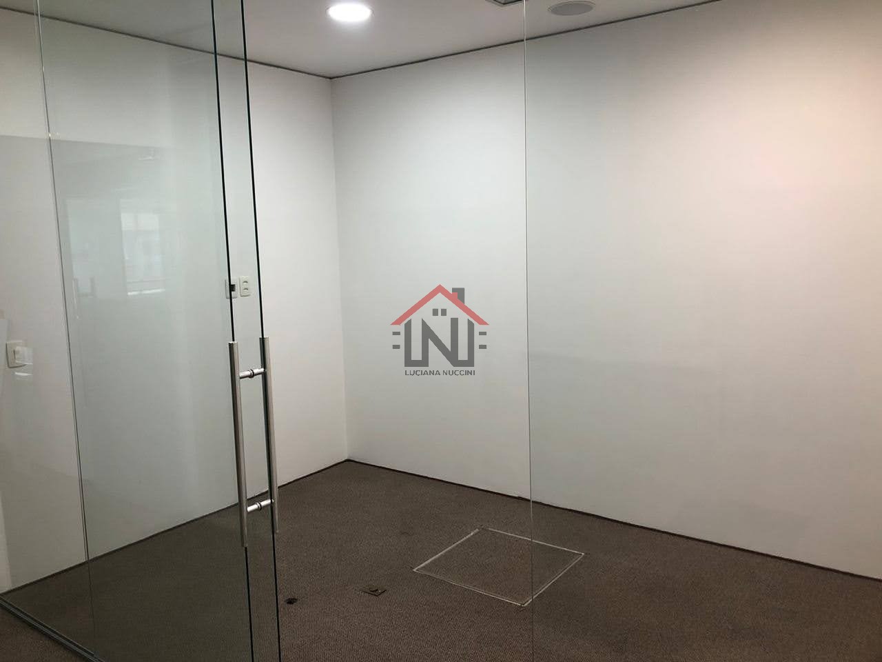 Conjunto Comercial para Locação na Cidade Monções, São Paulo-SP: 1 Sala, 1 Banheiro, 10 Vagas de Garagem, 330,73m².