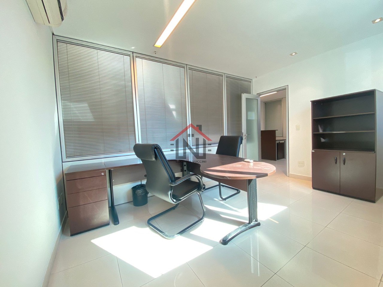 Conjunto Comercial para Locação na Vila Uberabinha em São Paulo-SP: 4 Salas, 1 Banheiro, 2 Vagas de Garagem, 63 m²!