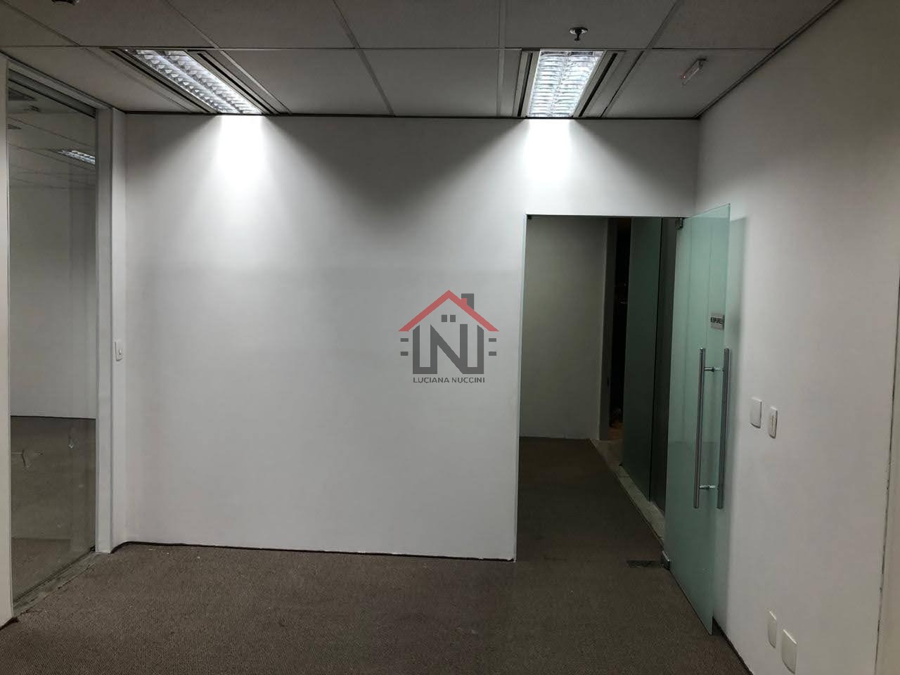 Conjunto Comercial para Locação na Cidade Monções, São Paulo-SP: 1 Sala, 1 Banheiro, 10 Vagas de Garagem, 330,73m².