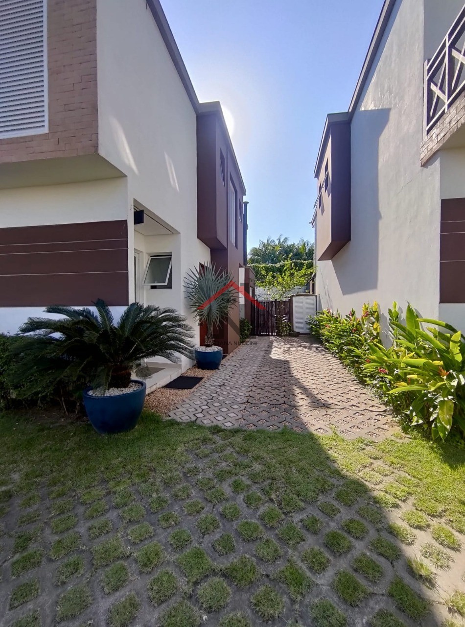 Imperdível! Casa em condomínio para locação na Praia de Boraceia, São Sebastião-SP: 4 quartos, 4 suítes, 1 sala, 6 banheiros, 3 vagas de garagem, 192m²