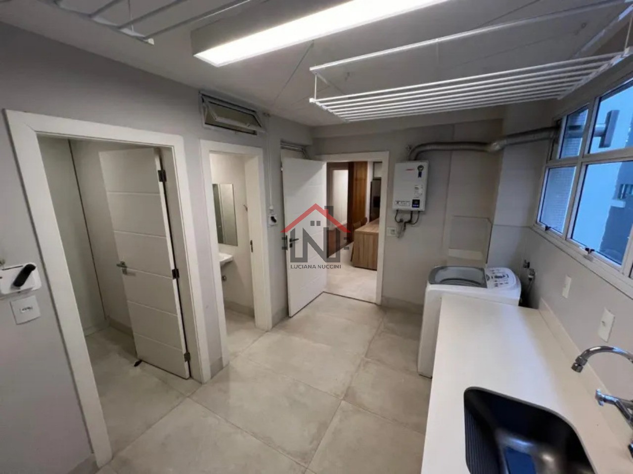 Excelente apartamento de 2 quartos, 1 suíte, 2 salas e 4 banheiros no Itaim Bibi, São Paulo-SP 175m² e 2 vagas de garagem
