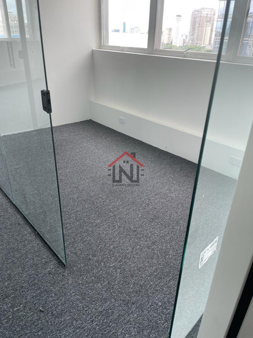 Conjunto comercial de alto padrão na Vila Olímpia: 1 sala, 4 banheiros, 4 vagas de garagem, 164m² - São Paulo-SP