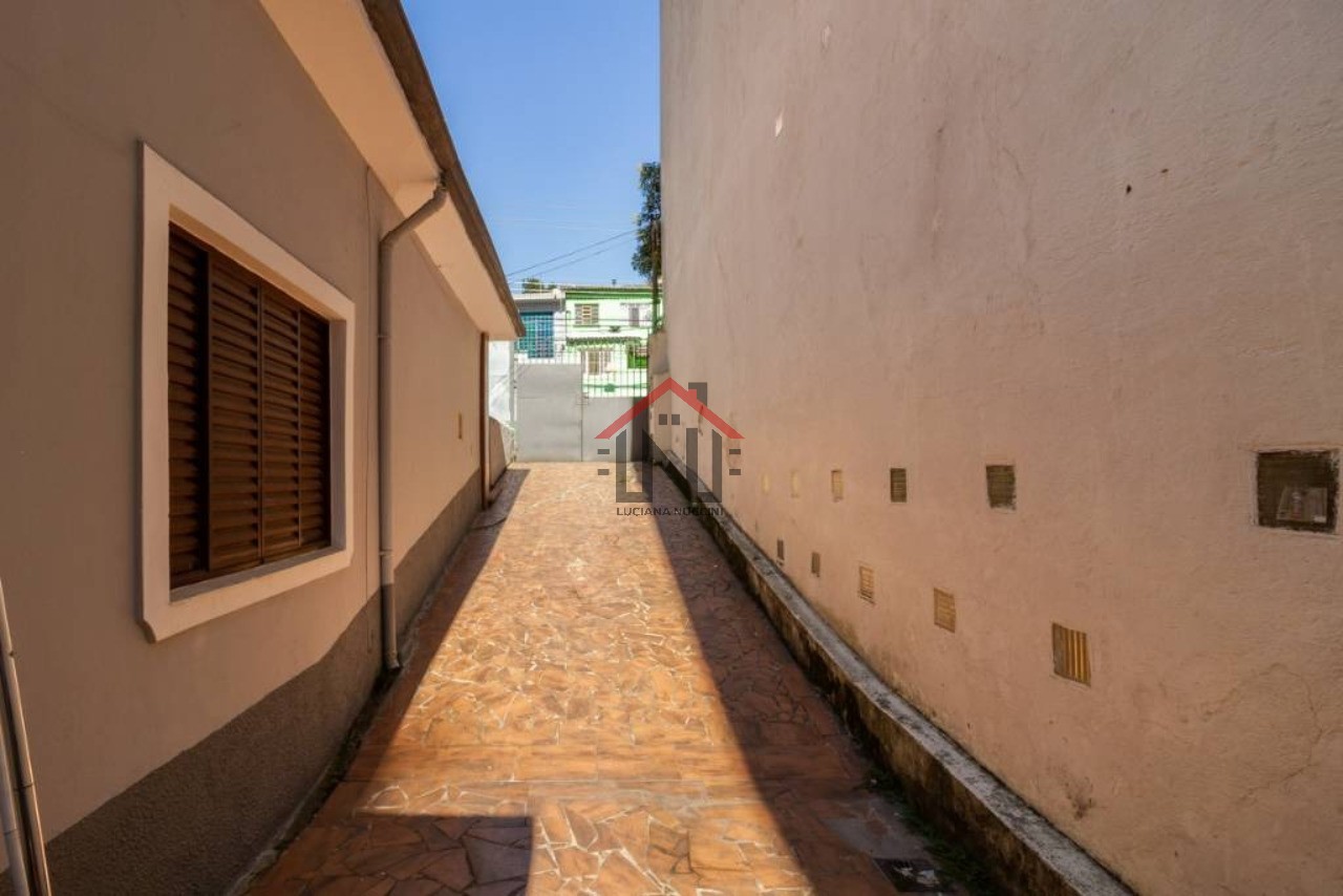Casa à venda em Perdizes, São Paulo-SP: 3 quartos, 2 quintais, 2 banheiros, 3 vagas, 400m² de área. Aproveite!