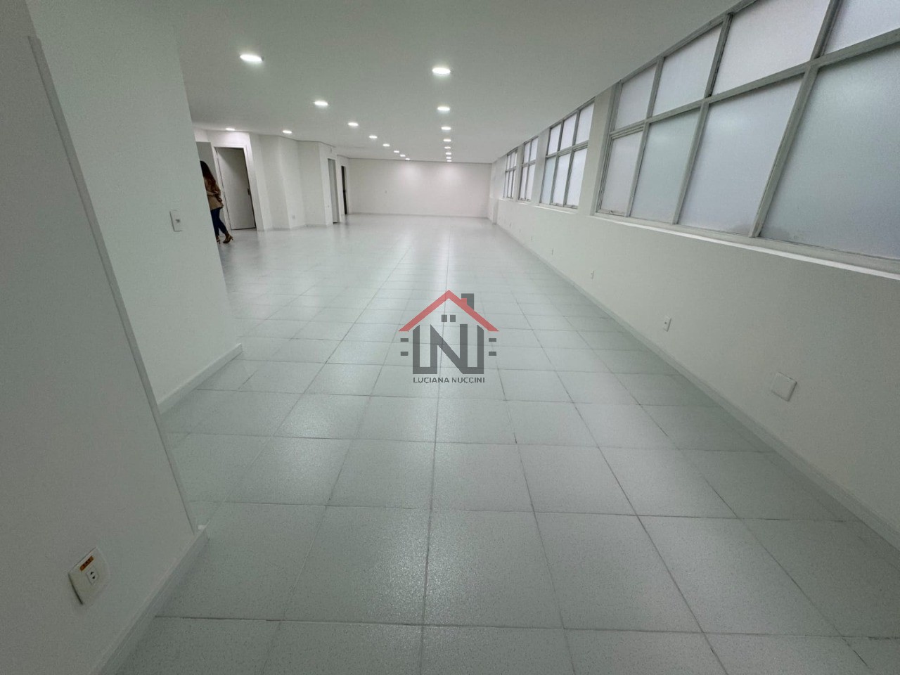 Conjunto Comercial de Alto Padrão na Bela Vista: 6 salas, 5 banheiros, 2 vagas de garagem, 195m² - São Paulo-SP.
