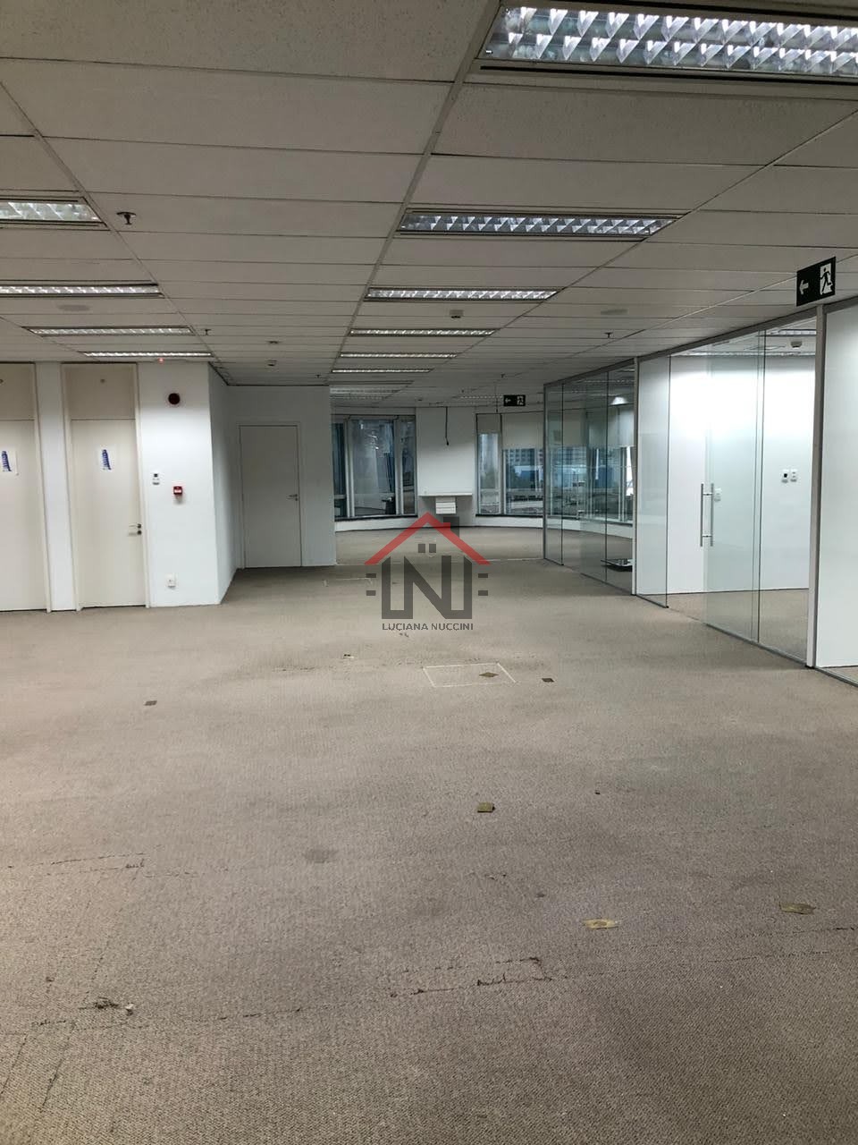 Conjunto Comercial para Locação na Cidade Monções, São Paulo-SP: 1 Sala, 1 Banheiro, 10 Vagas de Garagem, 330,73m².