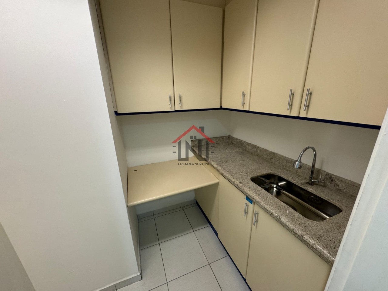 Conjunto Comercial de Alto Padrão na Bela Vista: 6 salas, 5 banheiros, 2 vagas de garagem, 195m² - São Paulo-SP.