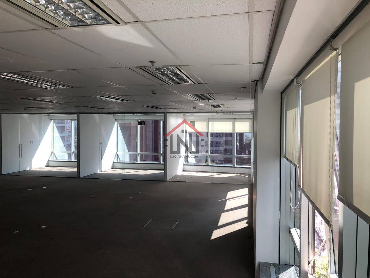 Conjunto Comercial para Locação na Cidade Monções, São Paulo-SP: 1 Sala, 1 Banheiro, 10 Vagas de Garagem, 330,73m².