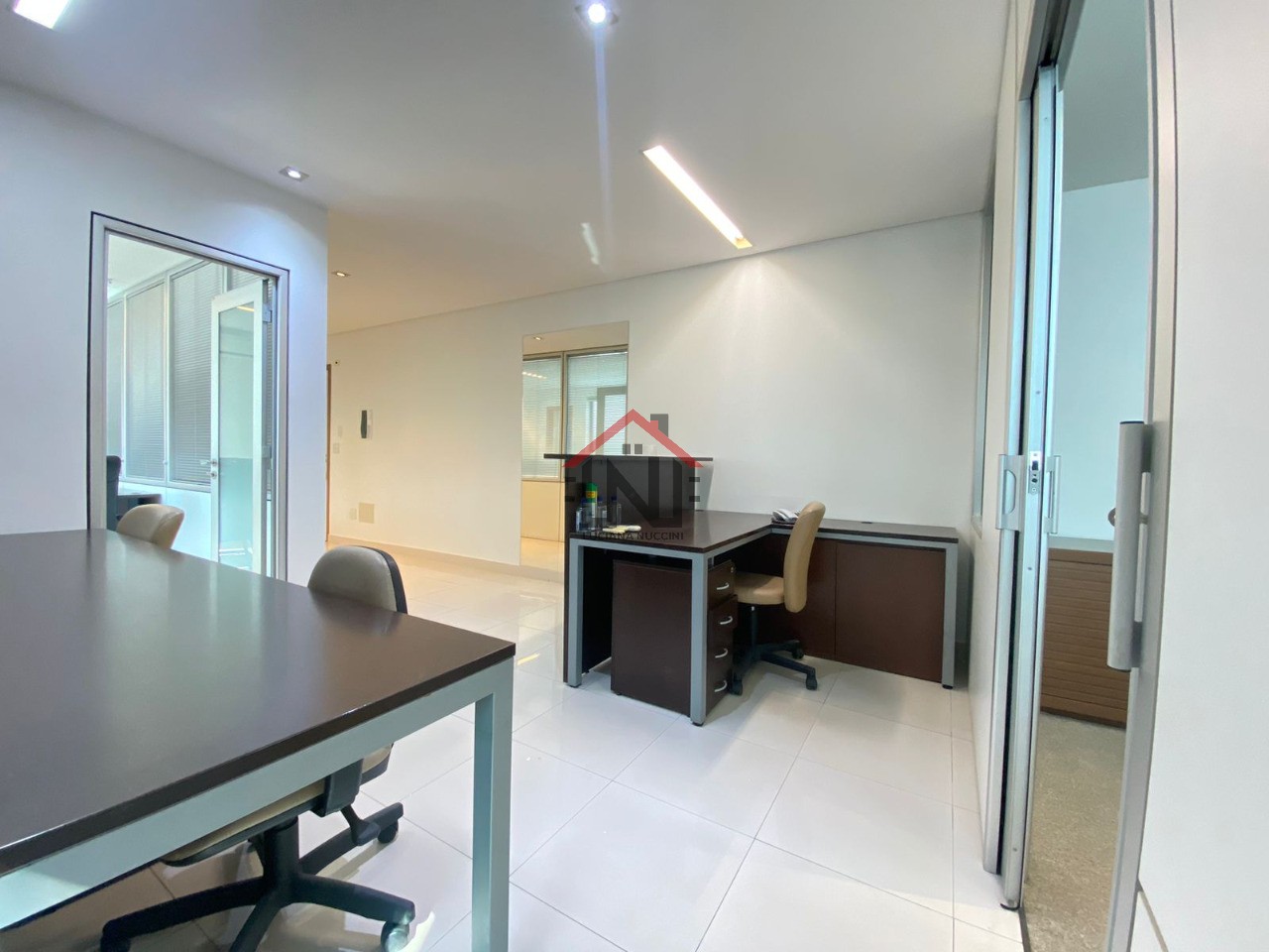 Conjunto Comercial para Locação na Vila Uberabinha em São Paulo-SP: 4 Salas, 1 Banheiro, 2 Vagas de Garagem, 63 m²!