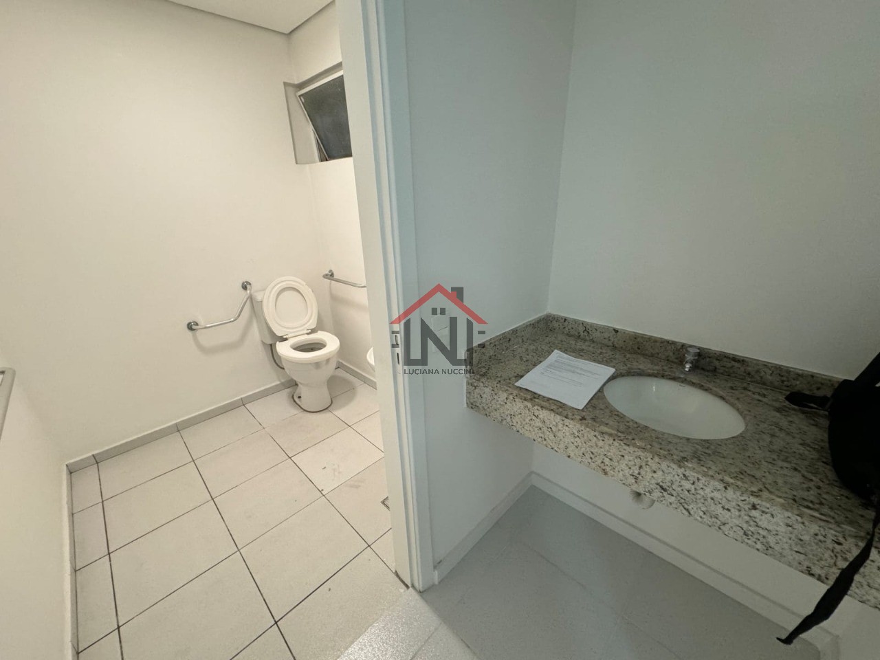 Conjunto Comercial de Alto Padrão na Bela Vista: 6 salas, 5 banheiros, 2 vagas de garagem, 195m² - São Paulo-SP.