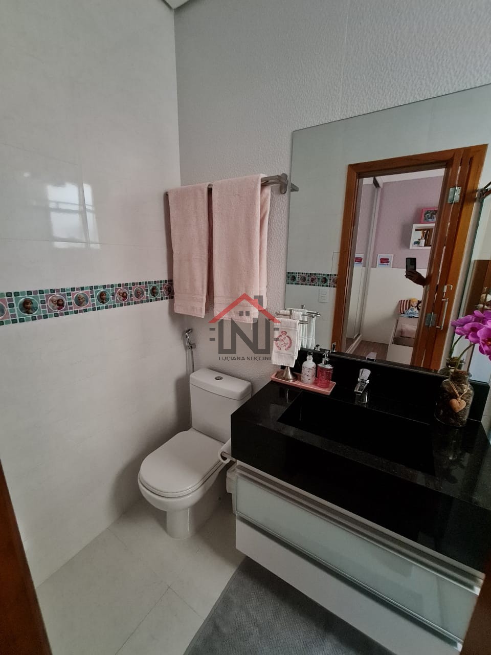 Casa de Luxo na Saúde, São Paulo-SP: 3 quartos, 3 suítes, 1 sala, 4 banheiros, 2 vagas, 160m² de área. Venha conferir!