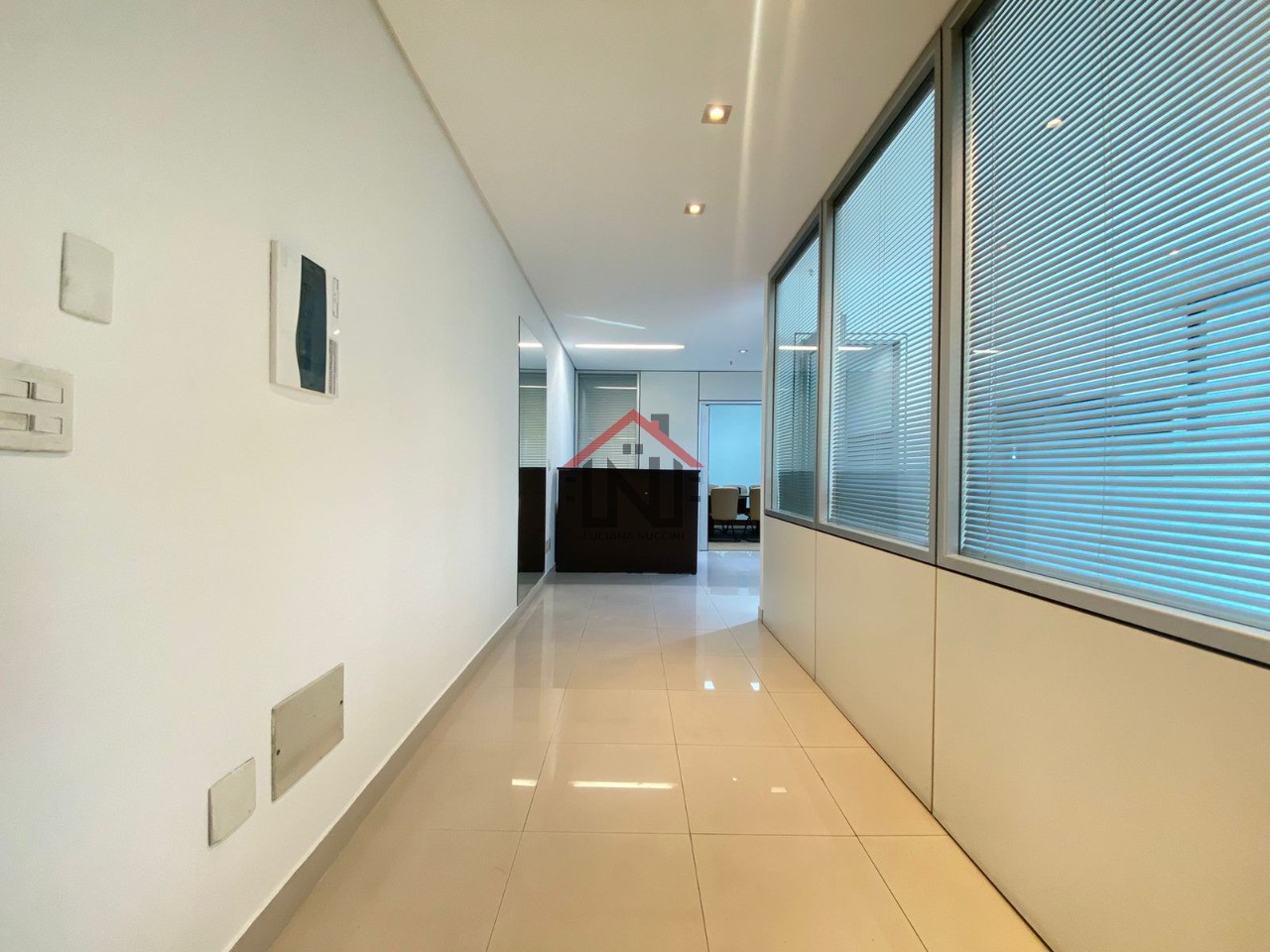 Conjunto Comercial para Locação na Vila Uberabinha em São Paulo-SP: 4 Salas, 1 Banheiro, 2 Vagas de Garagem, 63 m²!