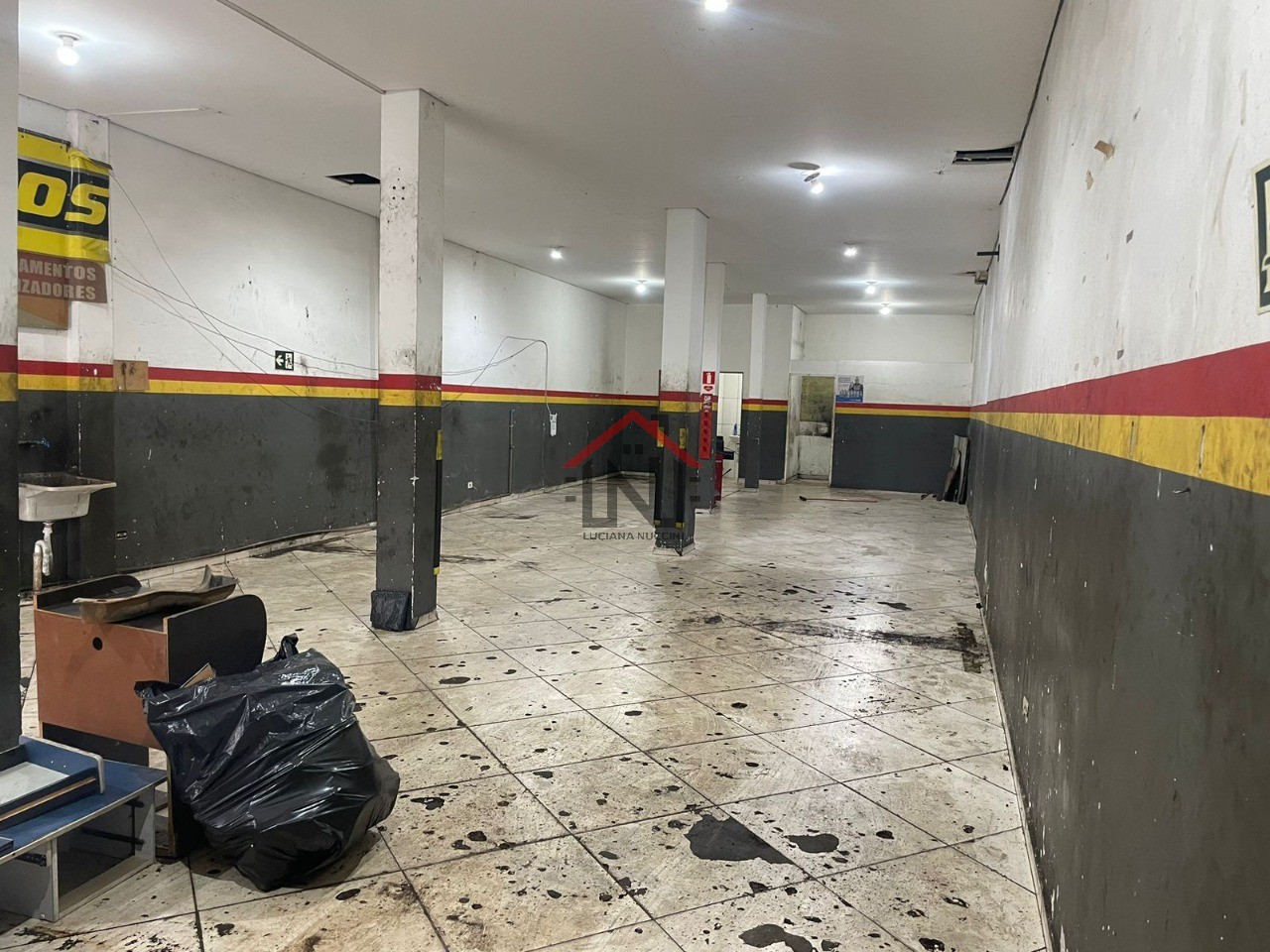 Salão Comercial de Alto Padrão para Locação em São Paulo - Bairro Socorro 160m², 1 Sala, 2 Banheiros, 4 Vagas de Garagem