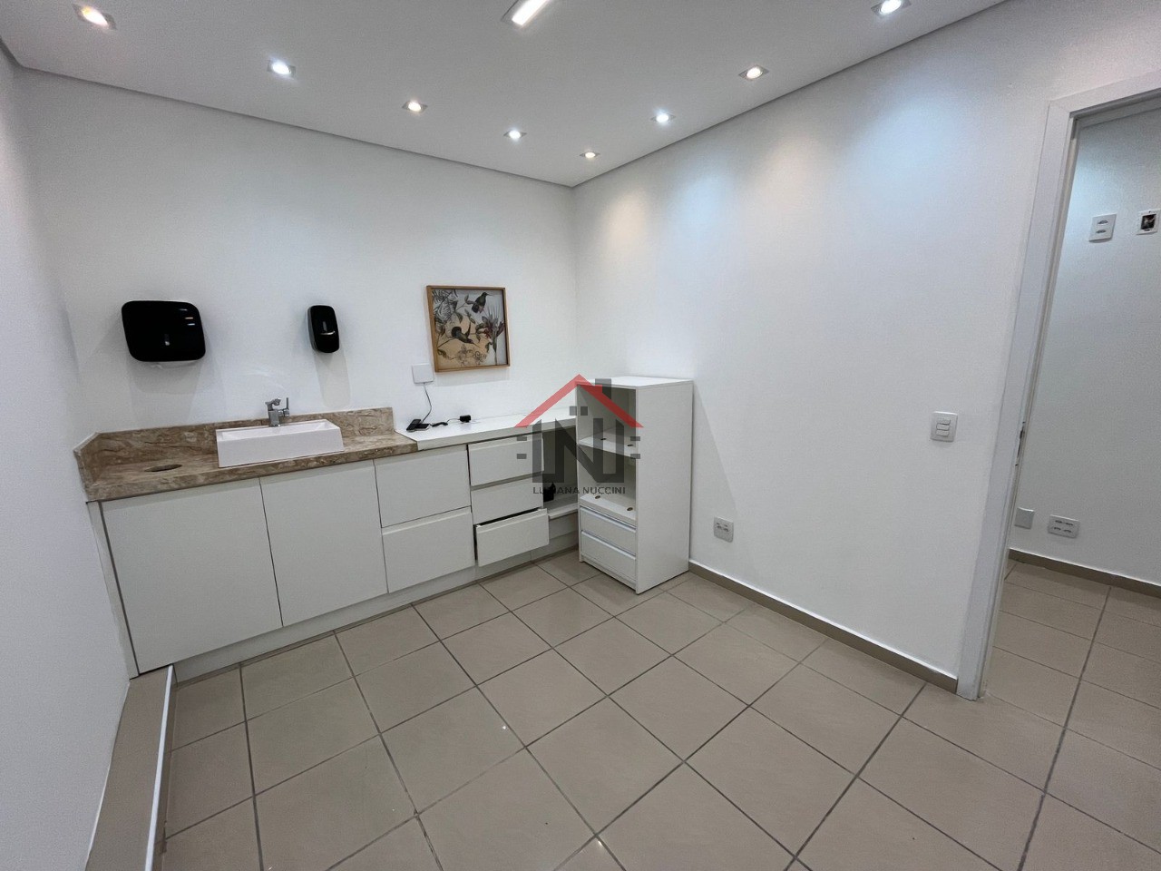 Conjunto Comercial de Alto Padrão na Bela Vista - 3 Salas, 2 Banheiros, 1 Vaga, 41 m² - São Paulo-SP