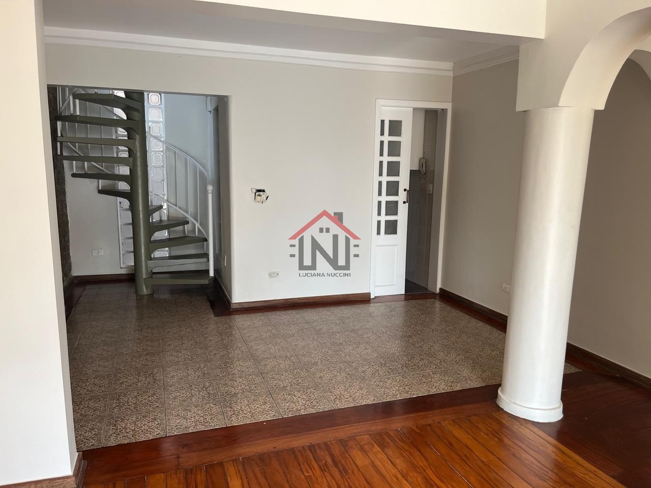 Casa para locação em São Paulo-SP, bairro Cambuci: 4 quartos, 3 suítes, 2 salas, 1 banheiro, 1 vaga, 150m². Venha conferir!