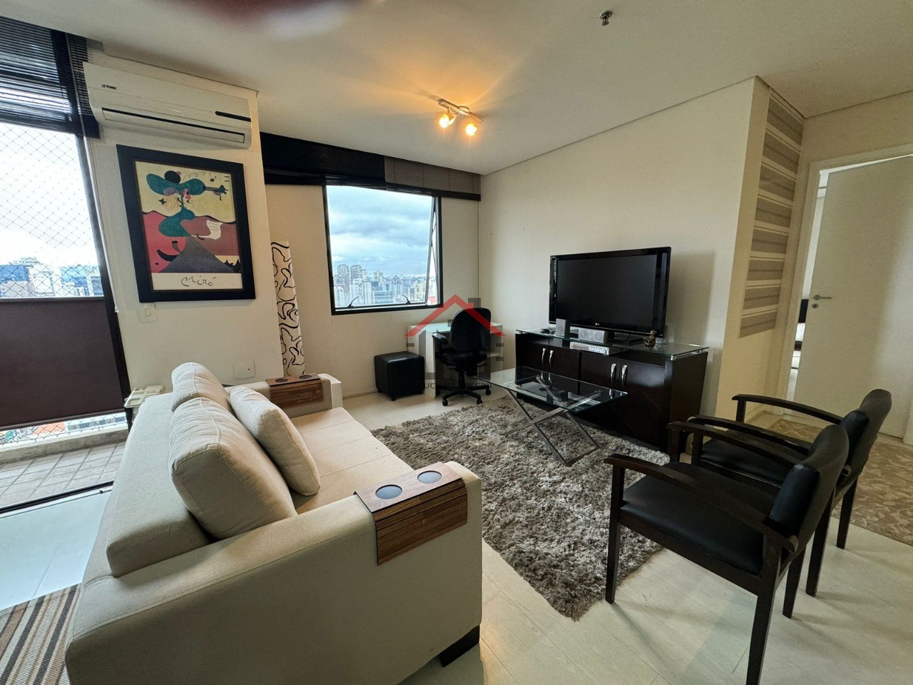 Apartamento de Luxo no Itaim Bibi, São Paulo-SP: 1 Quarto, 1 Sala, 2 Banheiros, 2 Vagas de Garagem!