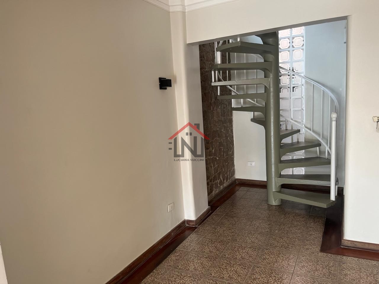 Casa para locação em São Paulo-SP, bairro Cambuci: 4 quartos, 3 suítes, 2 salas, 1 banheiro, 1 vaga, 150m². Venha conferir!