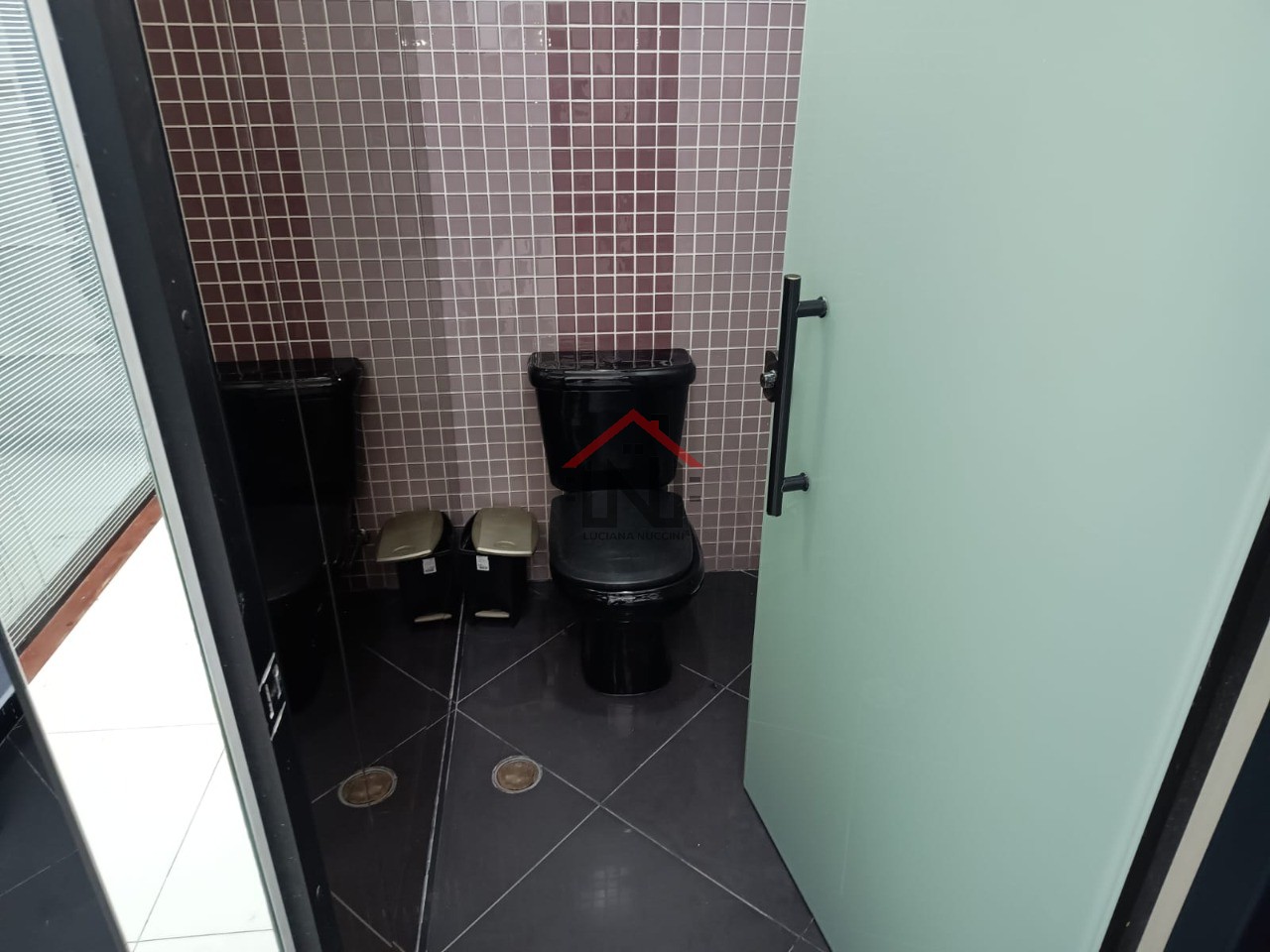 Excelente oportunidade de ponto comercial para locação em Pinheiros, São Paulo-SP: 1 sala, 2 banheiros, 90m² de área.