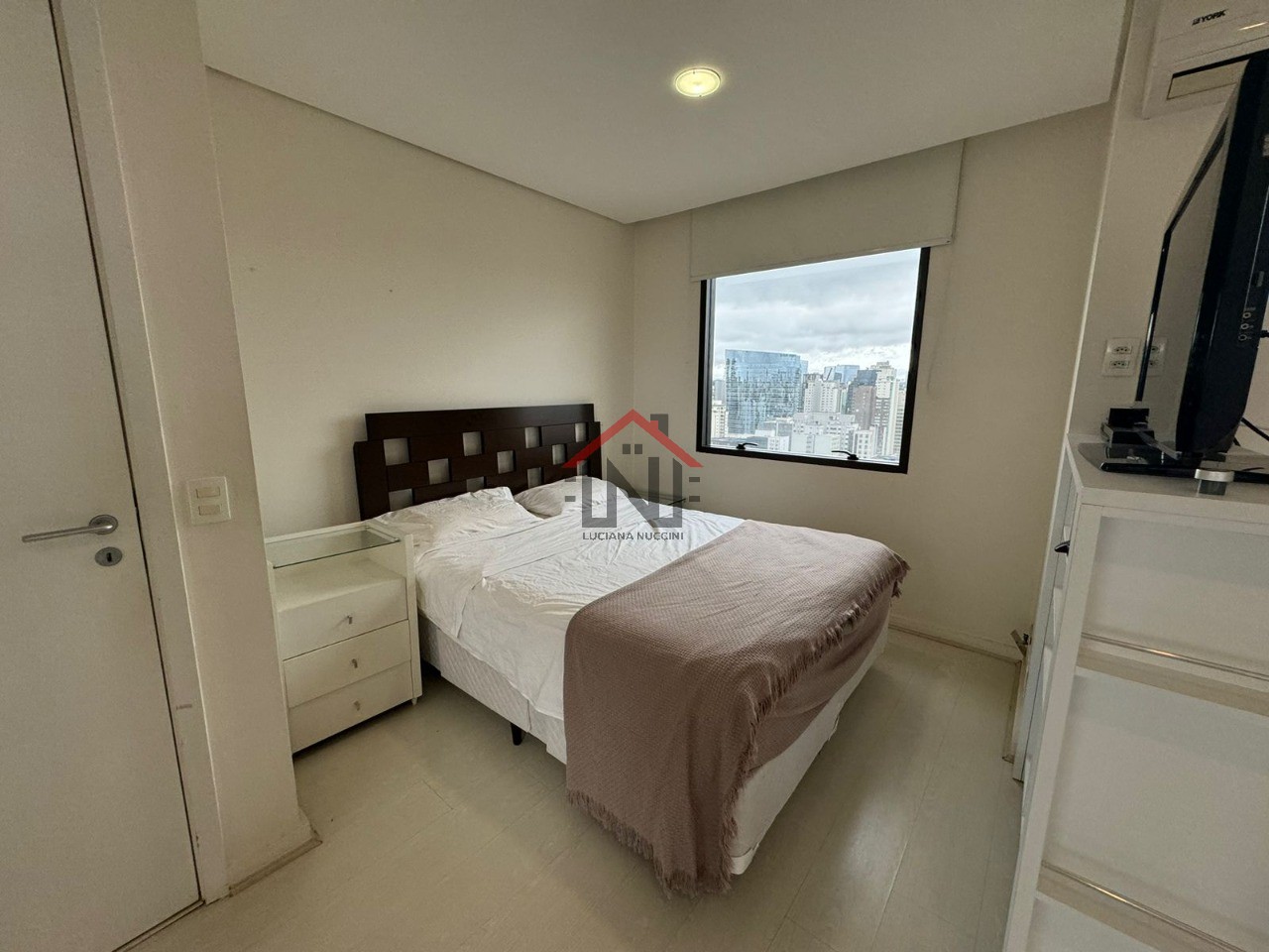 Apartamento de Luxo no Itaim Bibi, São Paulo-SP: 1 Quarto, 1 Sala, 2 Banheiros, 2 Vagas de Garagem!