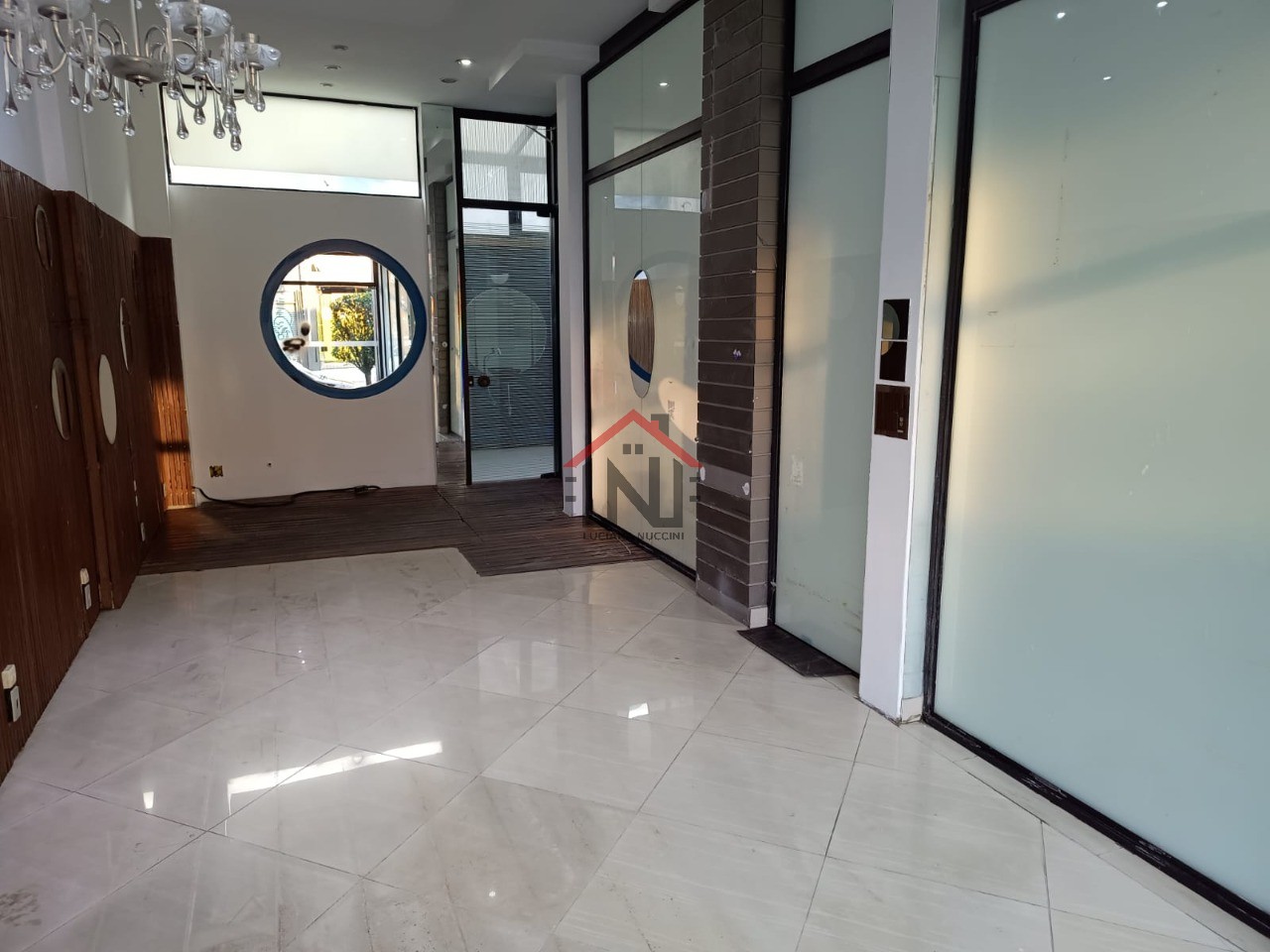 Excelente oportunidade de ponto comercial para locação em Pinheiros, São Paulo-SP: 1 sala, 2 banheiros, 90m² de área.