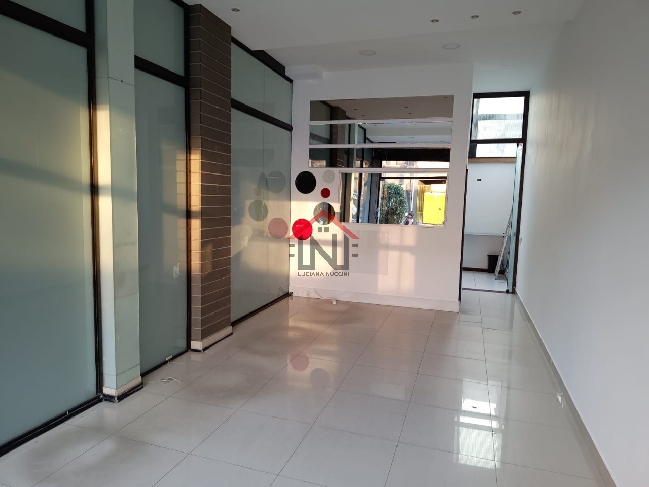 Excelente oportunidade de ponto comercial para locação em Pinheiros, São Paulo-SP: 1 sala, 2 banheiros, 90m² de área.