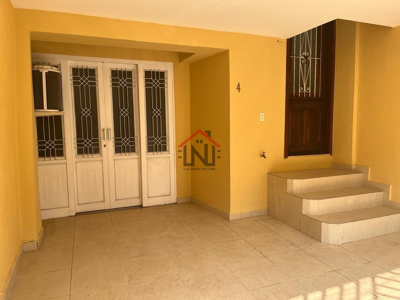 Casa para locação em São Paulo-SP, bairro Cambuci: 4 quartos, 3 suítes, 2 salas, 1 banheiro, 1 vaga, 150m². Venha conferir!