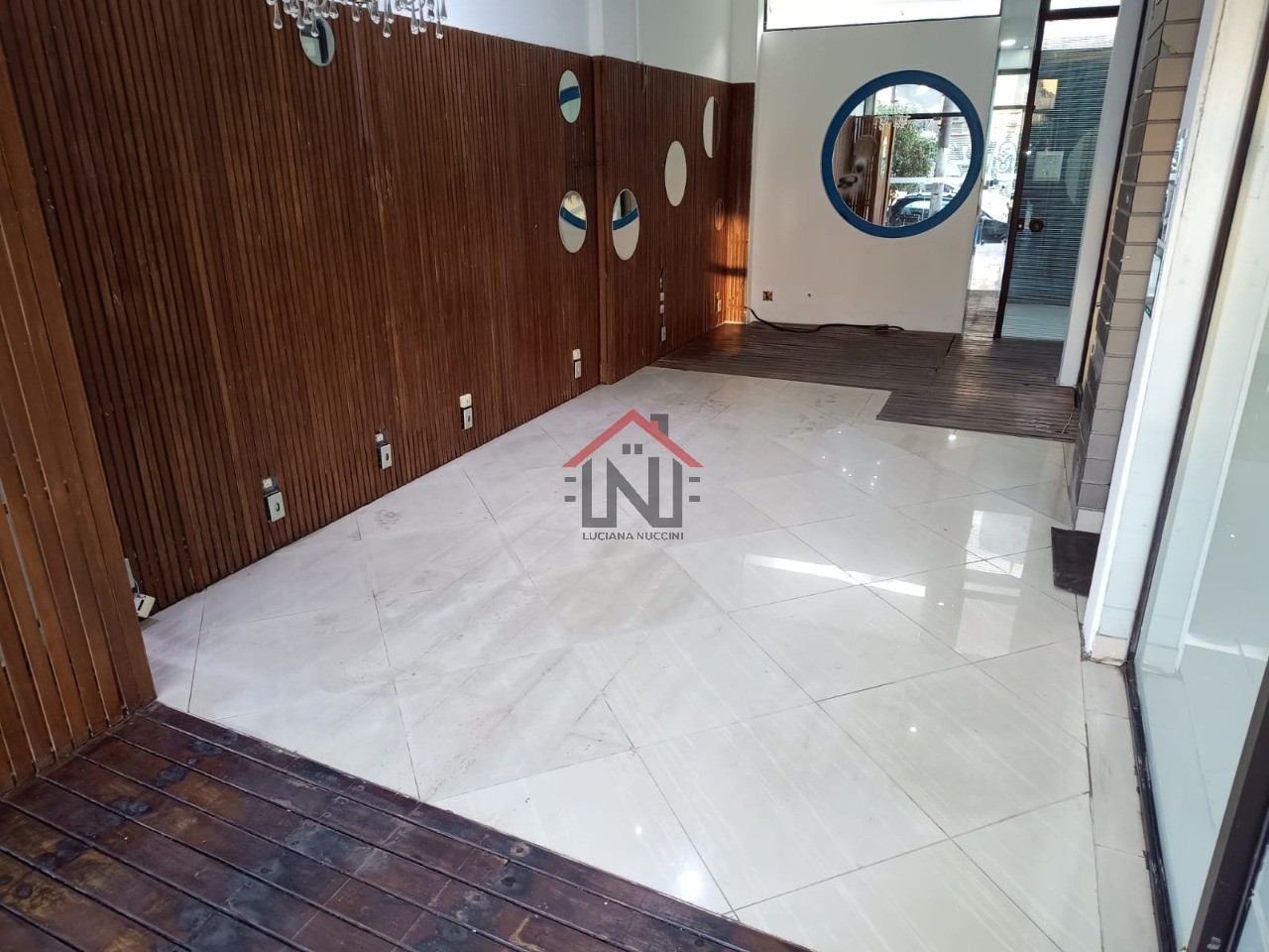 Excelente oportunidade de ponto comercial para locação em Pinheiros, São Paulo-SP: 1 sala, 2 banheiros, 90m² de área.