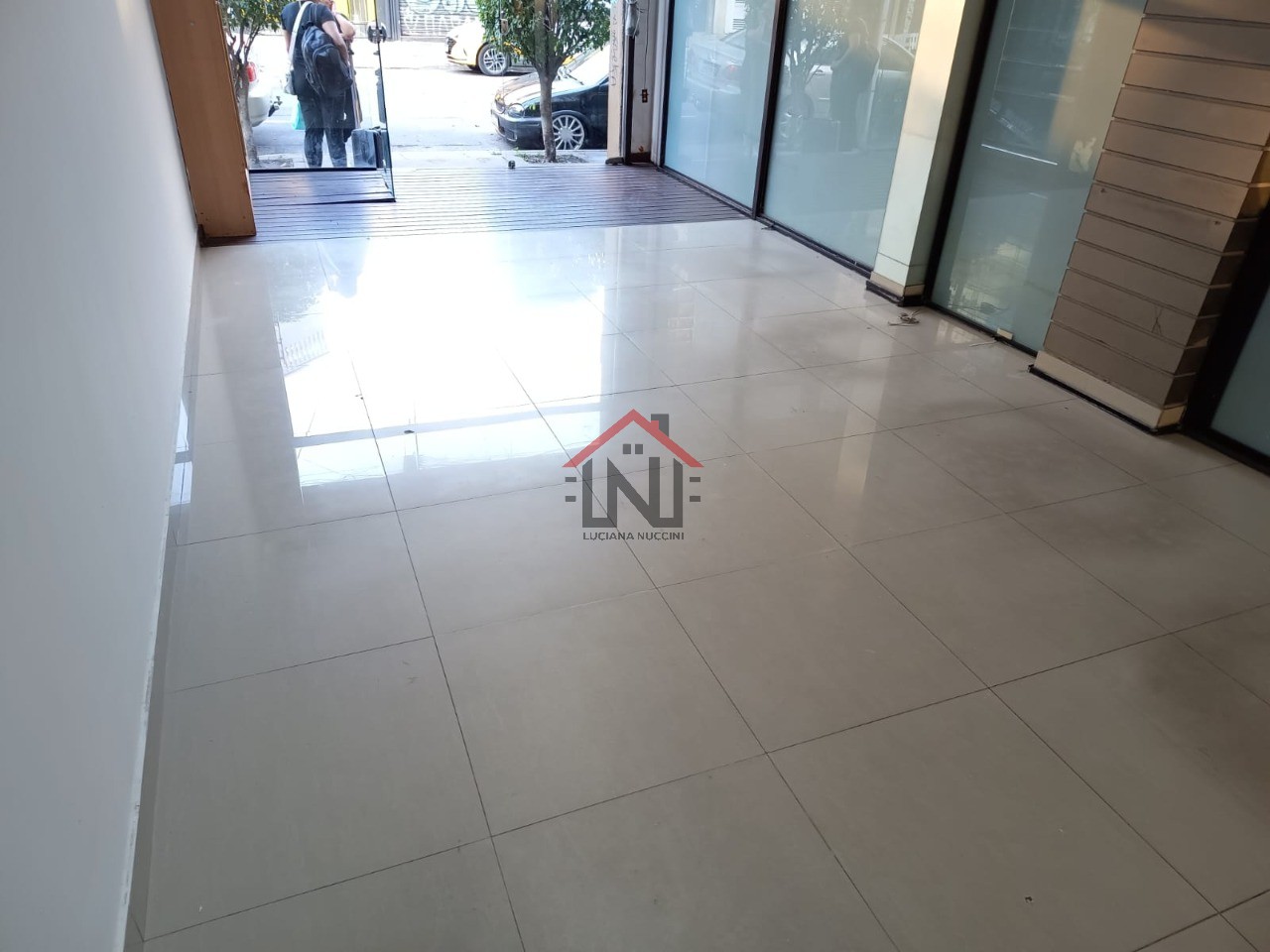 Excelente oportunidade de ponto comercial para locação em Pinheiros, São Paulo-SP: 1 sala, 2 banheiros, 90m² de área.