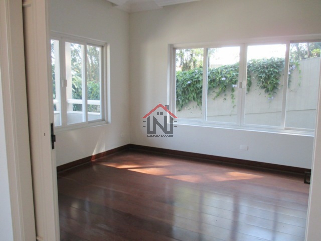 Imóvel Exclusivo no Morumbi: Casa de Luxo com 4 Quartos, 3 Suítes, 3 Salas e 10 Vagas de Garagem. Confira!
