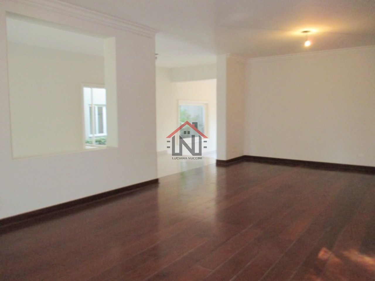Imóvel Exclusivo no Morumbi: Casa de Luxo com 4 Quartos, 3 Suítes, 3 Salas e 10 Vagas de Garagem. Confira!