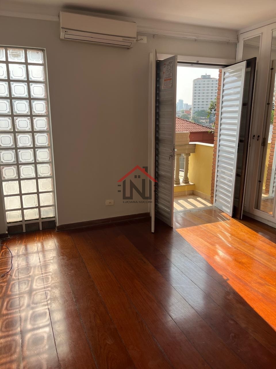 Casa para locação em São Paulo-SP, bairro Cambuci: 4 quartos, 3 suítes, 2 salas, 1 banheiro, 1 vaga, 150m². Venha conferir!