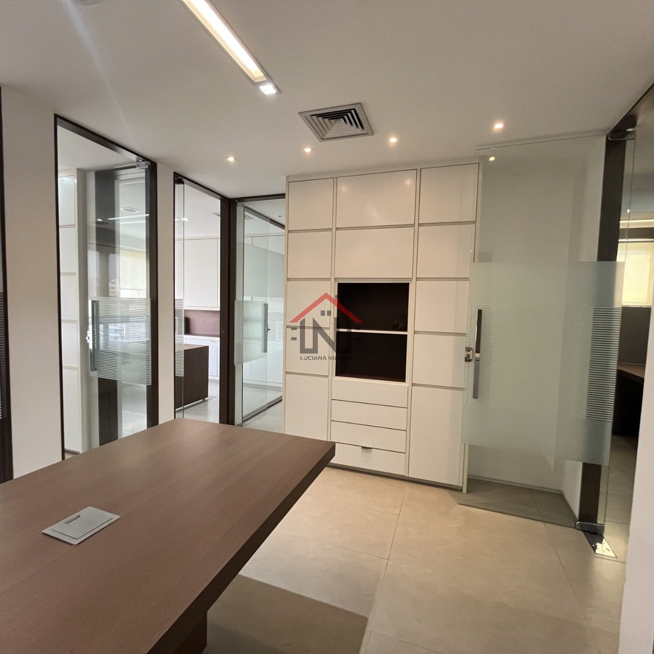 Conjunto Comercial de Alto Padrão para Locação no Jardim Paulista, São Paulo-SP: 5 Salas, 2 Banheiros, 2 Vagas - 58,79m².