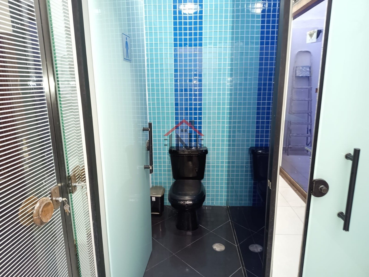 Excelente oportunidade de ponto comercial para locação em Pinheiros, São Paulo-SP: 1 sala, 2 banheiros, 90m² de área.